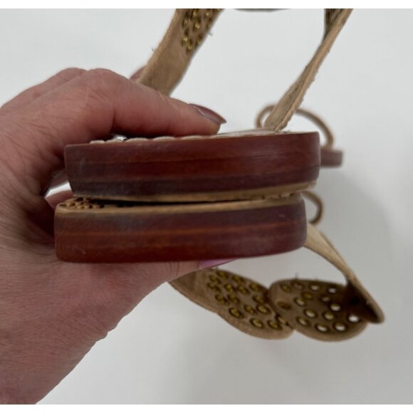 Mystique Womens Size 9 Tan Leather Sandals With Gold Stud Accents - Picture 10 of 11